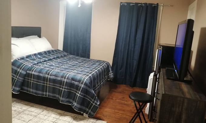 Quincy Casa | Comfort away from home -4mins walk to Quincy Adam t/station & 0 sec to b/stop