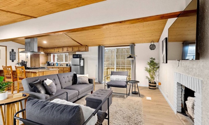 Creve Coeur Casa | Comfort Cabin - 2BD Family Getaway in Creve Coeur