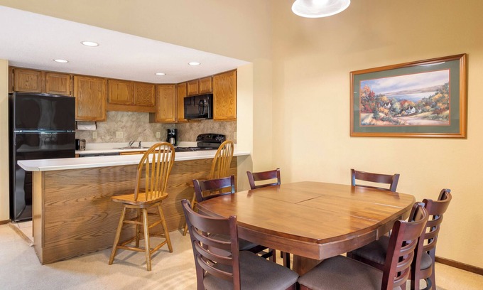 Sapphire Complejo | Comfort & Convenience! 2 Spacious Units Near Cashiers Sliding Rock! Free Parking