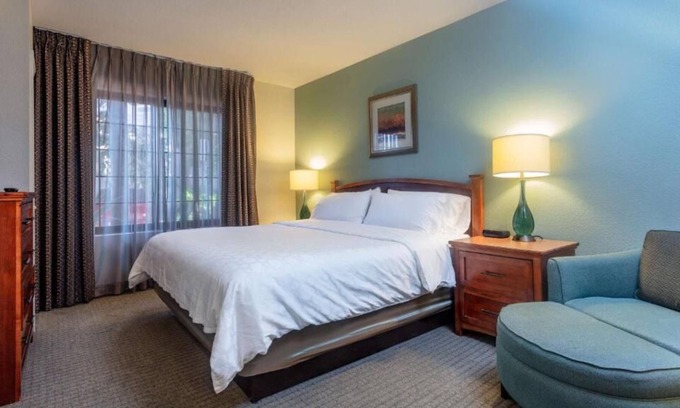 Anaheim Resort Complejo | Disneyland Trip Near Coral Tree Park w/ Full Kitchens! Pets Allowed & Parking!