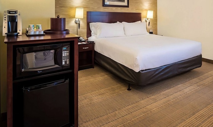 O'Hare Hotel | Comfort & Convenience! Pet-friendly Property, w/ Complimentary Airport Shuttle