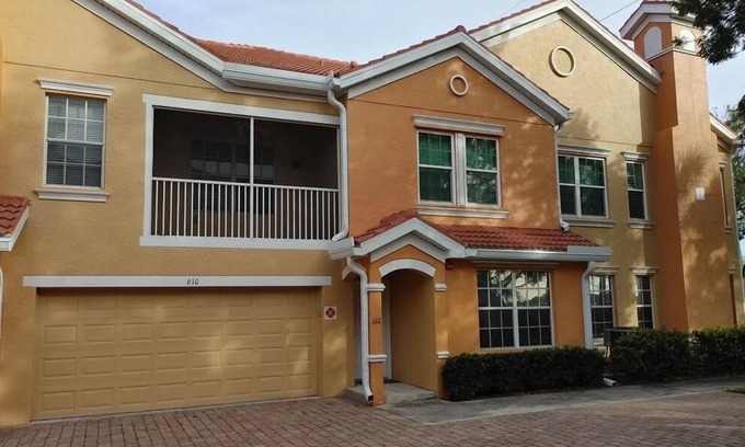 Diplomat Condominio | Comfort & Convenience 3bdr 2bath 2garage, WiFi, pool, fitness, sea salt jacuzzi