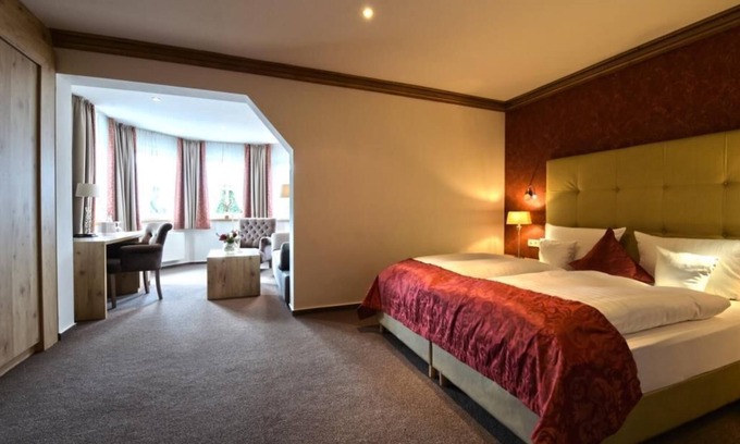 Niederlandenbeck Apartamento | Comfort double room with living area in the bay window approx. 45sqm
