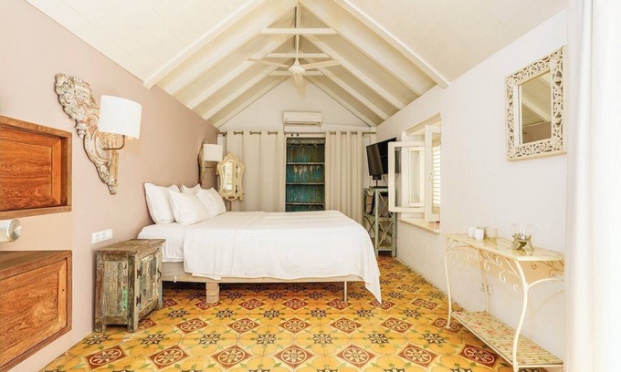 Pietermaai District Hotel | Comfort Double Room with Kingsize Bed at Villa Tokara