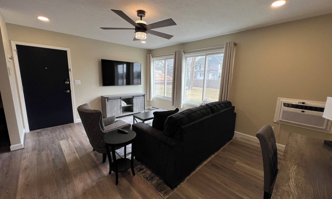 Lansing Apartamento | Comfort for Medical Travelers – Laundry in Unit + Easy Commute