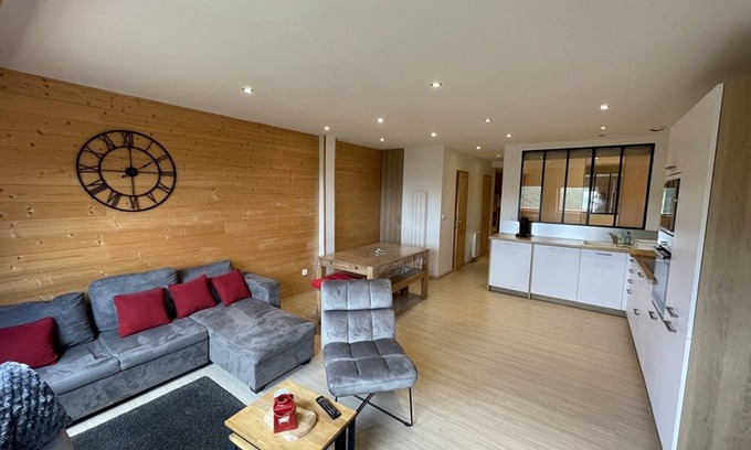 Saint-Jacques-des-Blats Apartamento | Apartamento T3 cómodo con 2 dormitorios, estacionamiento, cerca de pistas