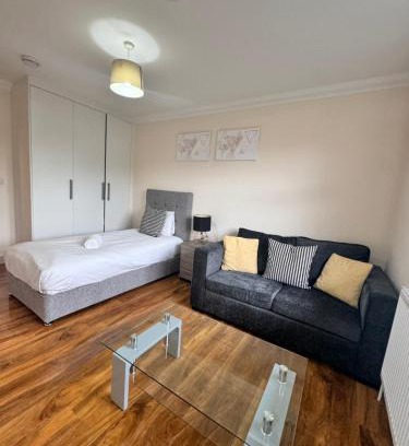 Stanwell Casa | Comfort Heathrow Stay 5 Mins to the Terminal
