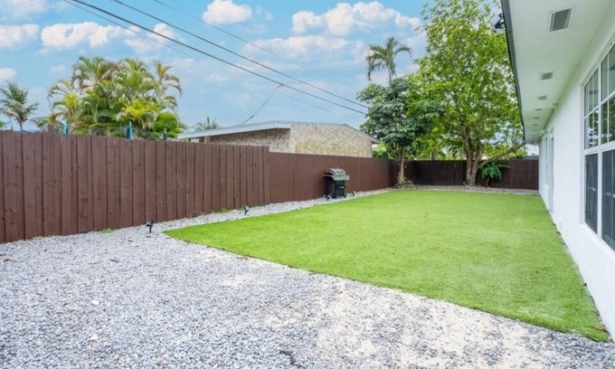 Westchester Casa | Comfort house with 4 bedrooms and 4 full bathrooms, spacious backyard with BBQ