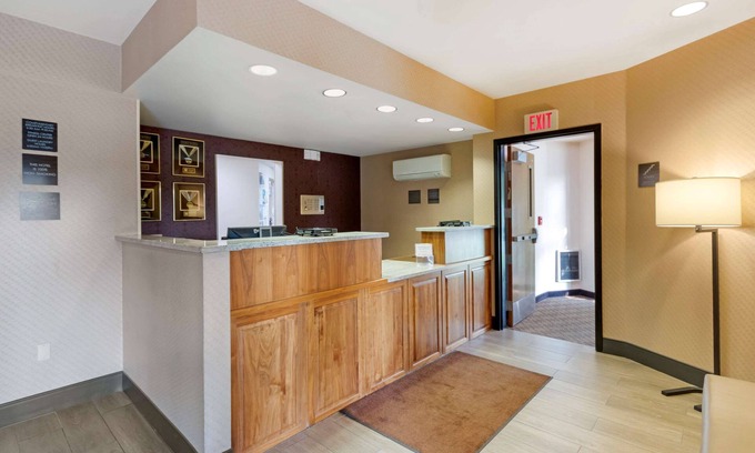 Great Falls Hotel | Comfort Inn & Suites Market - Airport