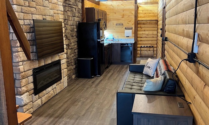 Sabetha Apartamento | Comfort Loft Cabin with Kitchen!