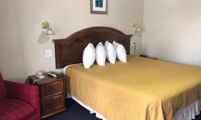 Harrisonville Hotel | Comfort Meets Affordability in Knights Inn Harrisonville! Pet-friendly Property
