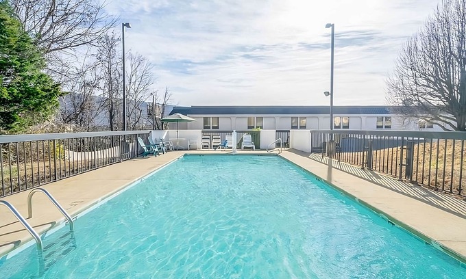 Lookout Valley Neighborhood Association Complejo | Comfort Meets Affordability in Knights Inn Chattanooga! Free Parking!