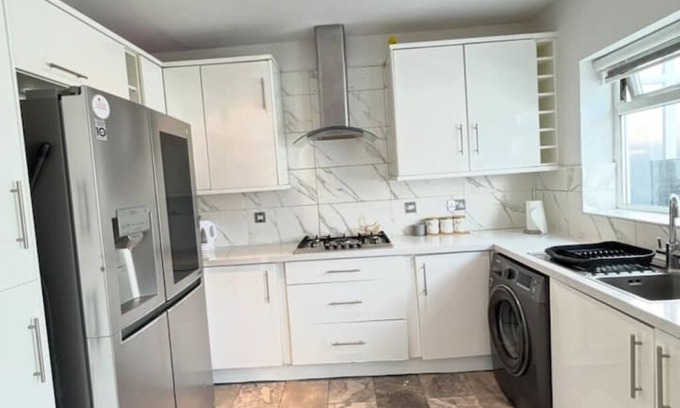 Heath Apartamento | Comfort Meets Convenience: Spacious 3-Bed Apartment Steps from Shops & Transport