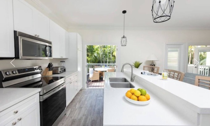 Marathon Hotel | Comfort Meets Convenience – Private Pool & Full Kitchen!