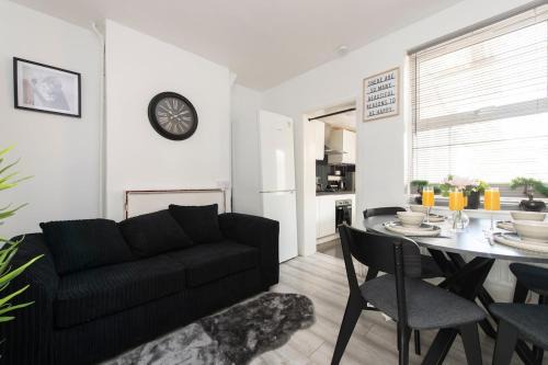 Bensham Manor Casa | Comfort Meets Style, 4-Bedroom Home with All Essentials, Croydon, Sleeps 8! Contractor Friendly!
