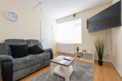 Abbey Wood Casa | Comfort Meets Style, 3-Bedroom Home, Greenwich, Sleeps 10! Contractor Friendly!