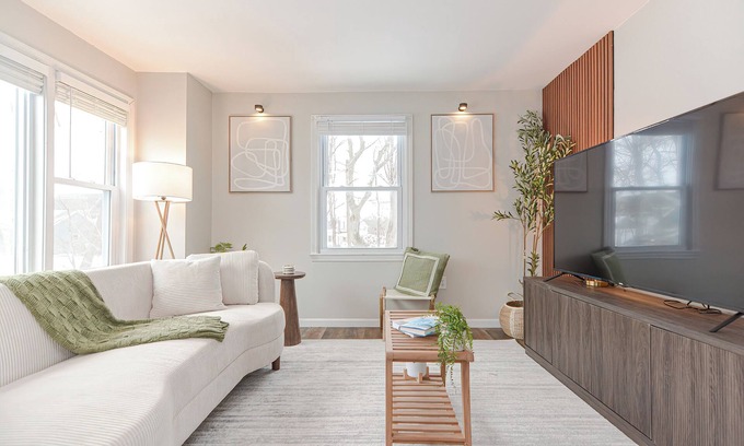 Lowell Apartamento | Comfort Oasis with Private Garage. Steps from UMass Lowell & 35 min from Boston