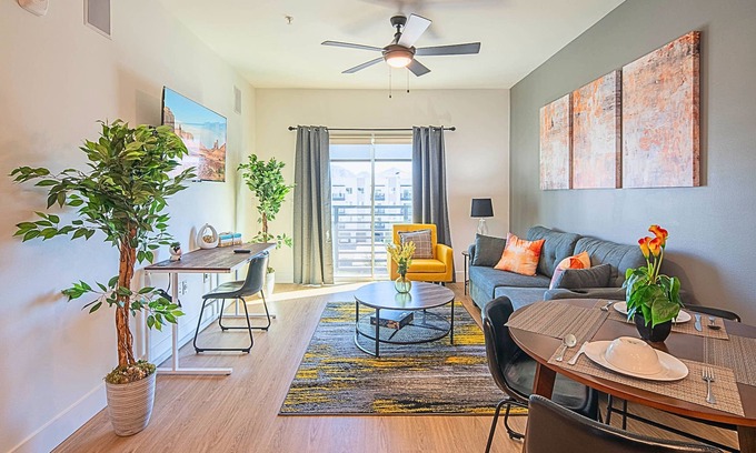 Desert View Village Condominio | Comfort Stay Near Mayo + Chauncey Ranch ⟫ Parking