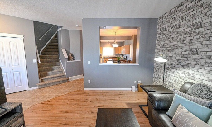 Grande Prairie Casa | Cozy Stay | WIFI | Smart TV | 3 Bed & 2.5 Bath