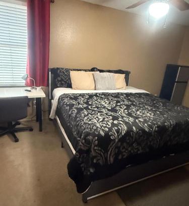 Justin Casa | Comfort Stays Relax in a Cozy Queen Bedroom