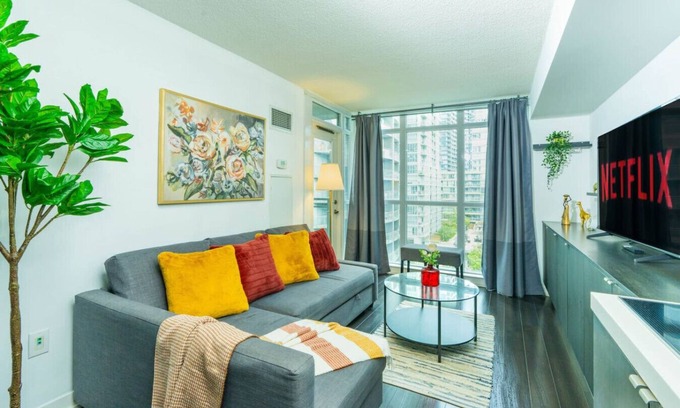 CityPlace Hotel | Comfort Suites - 10 minutes to Rogers Centre