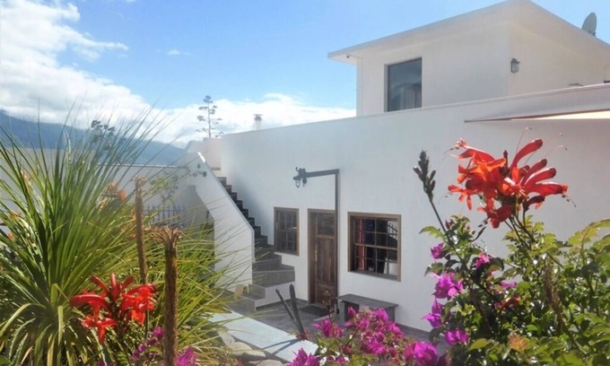 Los Llanos de Aridane Casa | Cómoda casa de vacaciones con piscina climatizada, impresionantes vistas y jardín.