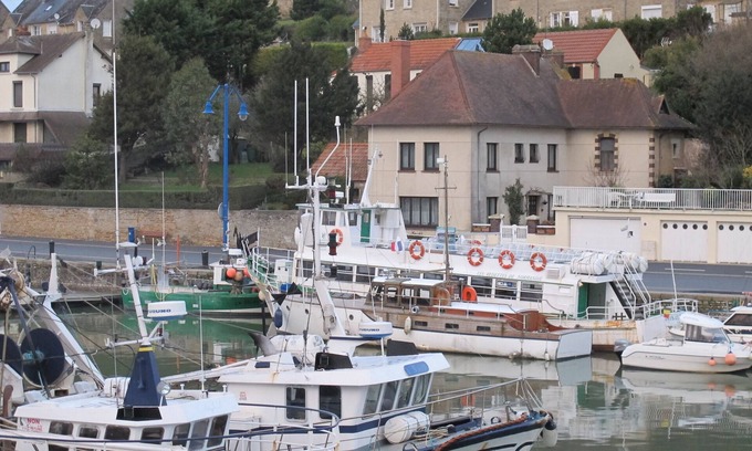 Port-en-Bessin-Huppain Casa | LA MAISON DU MAREYEUR, cómoda, vista al puerto y cerca de todas las tiendas.