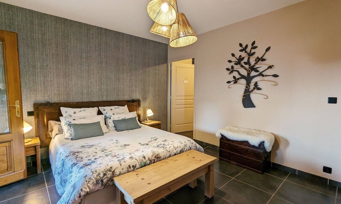 Saint-Privat-d'Allier Cama Y Desayuno | Habitación cómoda con Wi-Fi, parking y zona de bienestar incluida
