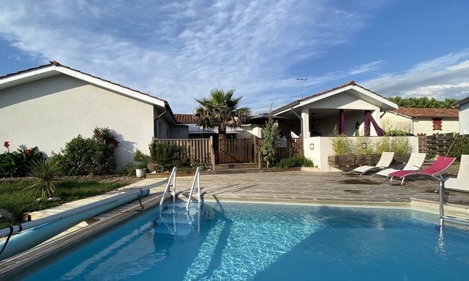 Saint-Vincent-de-Paul Cama Y Desayuno | Comfortable room with swimming pool, bathroom and wc.
