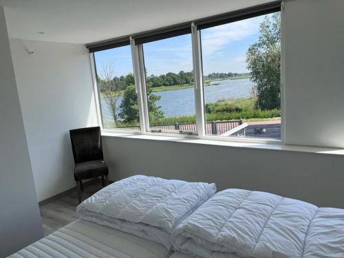 Oostburg Casa | Comfortabele woning mét omheinde tuin aan water voor 12 p