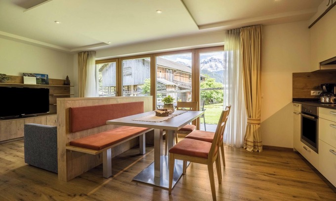 San Martino in Badia Apartamento | Cómodo apartamento "Chalet Morin" con vistas a la montaña, Wi-Fi y jardín