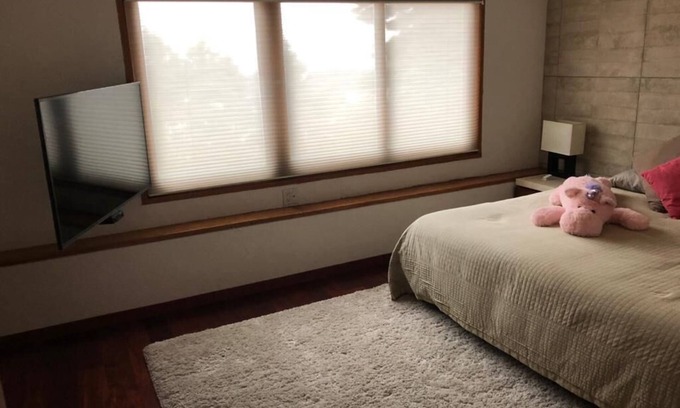 Ciudad López Mateos Casa | Cómoda habitación, cama King size, baño privado y Smart TV 50".
