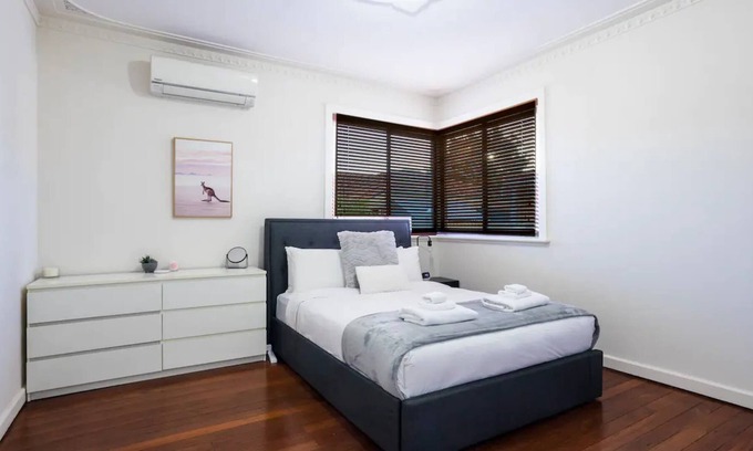 East Victoria Park Casa | Comfortable 2 Bedroom Home in Trendy Victoria Park