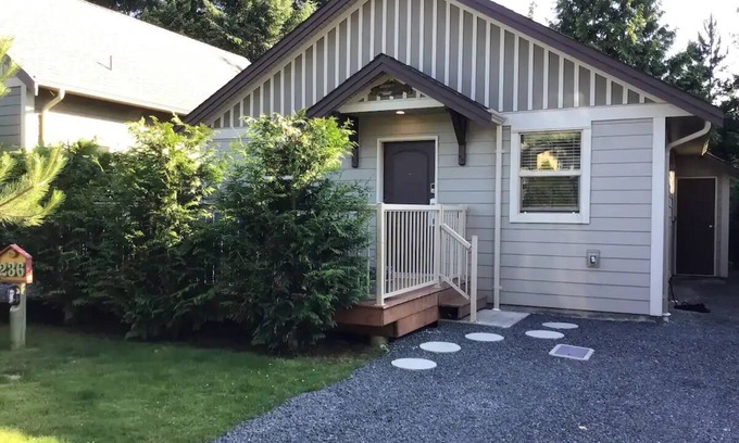 Regional District of Nanaimo Cabaña | Comfortable 2 bedroom 2 bathroom cottage. Pet friendly!