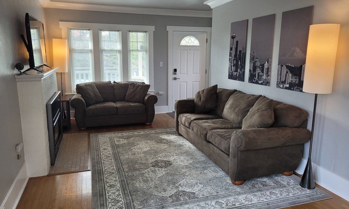 Phinney Ridge Casa | Comfortable 2-bedroom, 2 decks, walking neighborhood, & minutes to downtown.