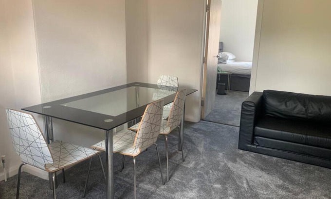Erdington Apartamento | Comfortable 2 bedroom Apartment 7 Minute Walk to Train Station