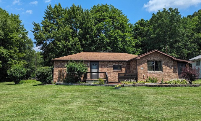 Hubbard Casa | Comfortable 2-bedroom house with AC in charming Hubbard. Full Kitchen, Laundry