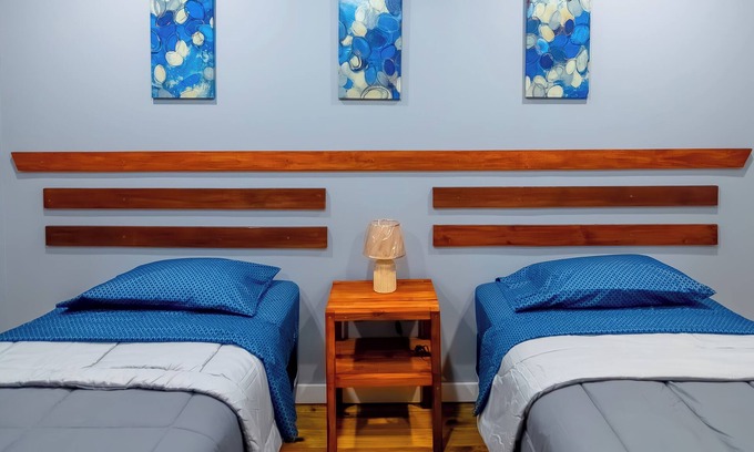 Half Moon Bay Apartamento | Comfortable 2-bedroom retreat nestled in the vibrant West End- Apt#4