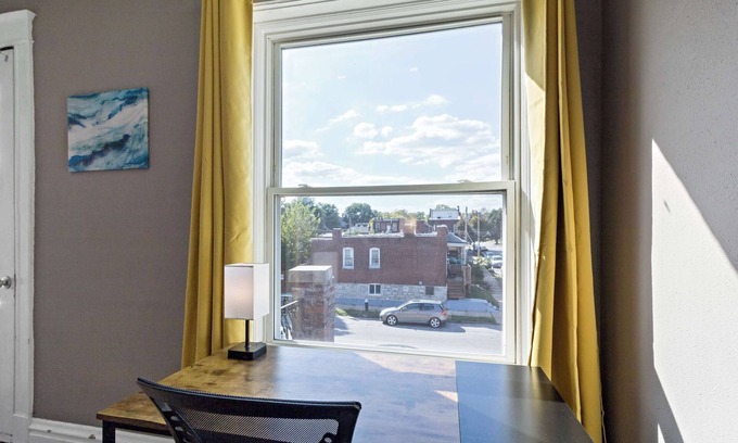 Tower Grove East Apartamento | Comfortable 2BR Stay with Dedicated Workspace & Yard