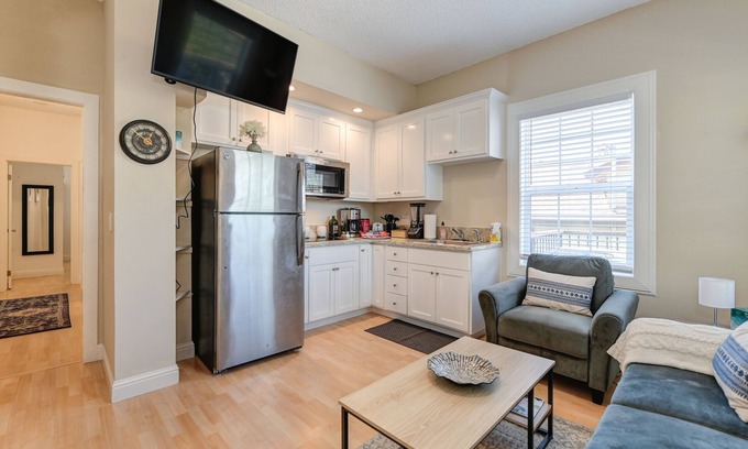 North Oak Park Apartamento | Comfortable 2BR with Spacious Deck! 7 mins to Sacramento Midtown/ Downtown
