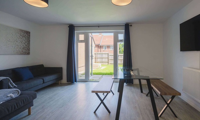Woodford Halse Casa | Comfortable 3 Bedroom Home w Garden and Parking