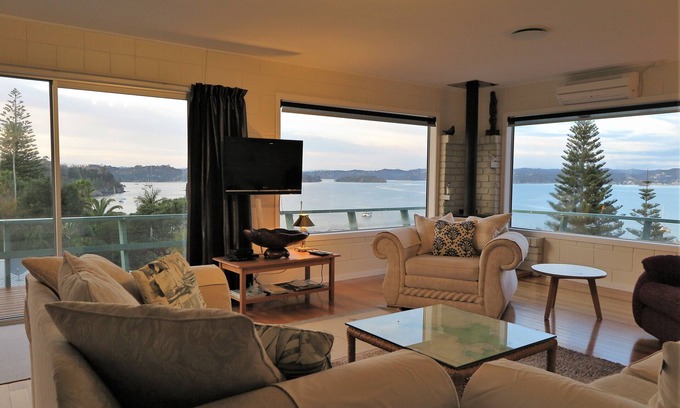 Russell Casa | Una vista noble. Cómoda casa de 3 dormitorios con vista panorámica al puerto.