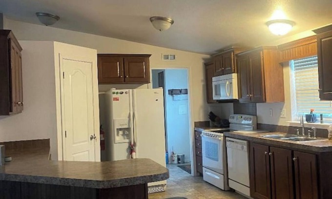Green River Casa | Comfortable 3-bedroom family friendly home with WiFi, AC in Green River.
