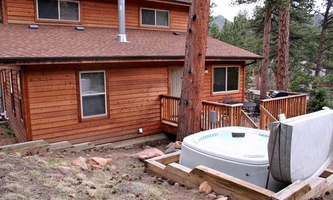 Estes Park Chalet De Esquí | Cómodo 3 dormitorios con bañera de hidromasaje personal en la cubierta