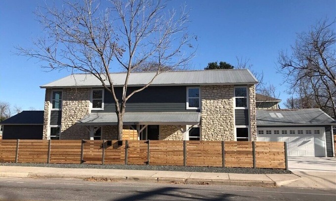 North Loop Casa | Comfortable 3 Bedroom Home - Walk to Restaurants & bars!