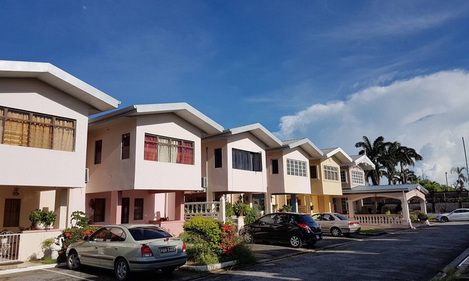 Valsayn Casa | Cómoda casa de 3 dormitorios gran ubicación, totalmente A / C, tranquilo
