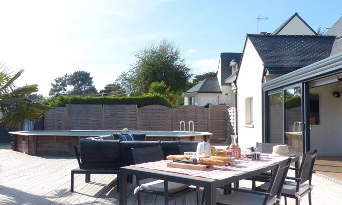 Larmor-Baden Chalet De Esquí | Comfortable 3* house with swimming pool