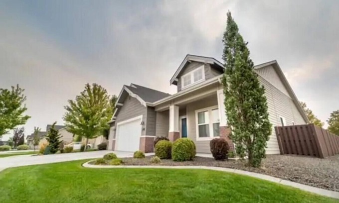 Meridian Casa | Comfortable 4 Bedroom Farmhouse In Eagle/Meridian Idaho