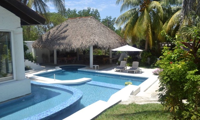Puerto Quetzal Casa | Cómoda villa de 4 dormitorios, cerrada, playa, piscina, aire acondicionado, billar / ping pong, clima cálido.