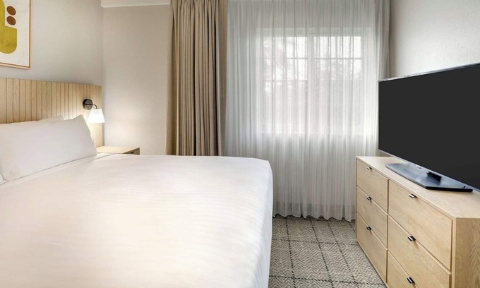 Doral Hotel | Comfortable 4BR Units | Gym, Pool, Shuttle, BBQ, Pets Allowed
